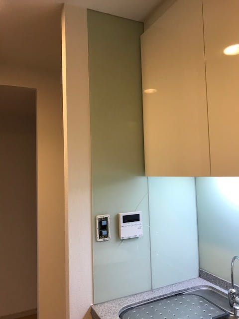 I様 キッチン横に貼ってあるガラス 割れ替え