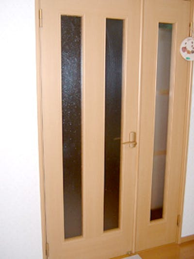 室内ドアのガラスに目隠し効果のある型板ガラスを使用した事例 オーダーガラス板 Com