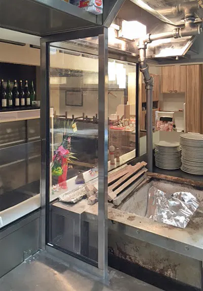 飲食店の焼き場に耐熱ガラスの間仕切りを設置した事例 オーダーガラス板 Com 飲食店の焼き場に耐熱ガラスの間仕切りを設置した事例 オーダーガラス板 Com