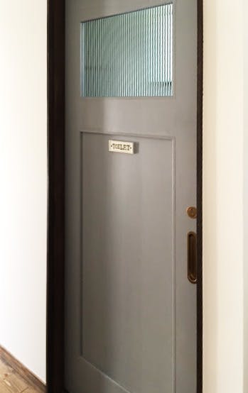 屋内建具のドアにデザインガラスのモールガラスを設置した事例