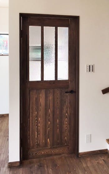屋内建具のドアにデザインガラスのモールガラスを設置した事例
