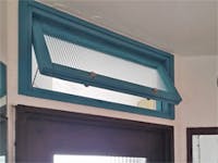 H様 突き出し窓のガラス