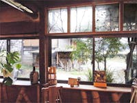 古民家レストランのポイントとして建具のガラス