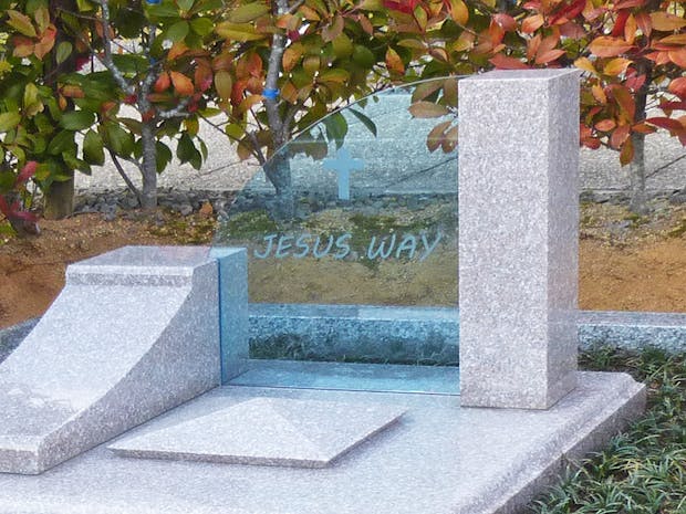 お墓とガラスのコラボ