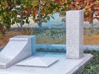 お墓とガラスのコラボ