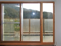 住宅の木製掃出し窓
