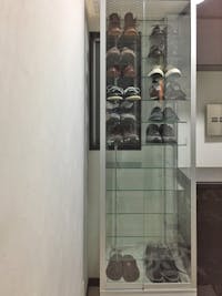 ガラスショーケース内の棚板