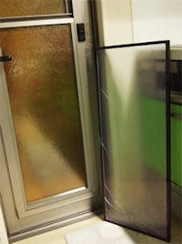 T様 勝手口のペアガラスの割れ替え