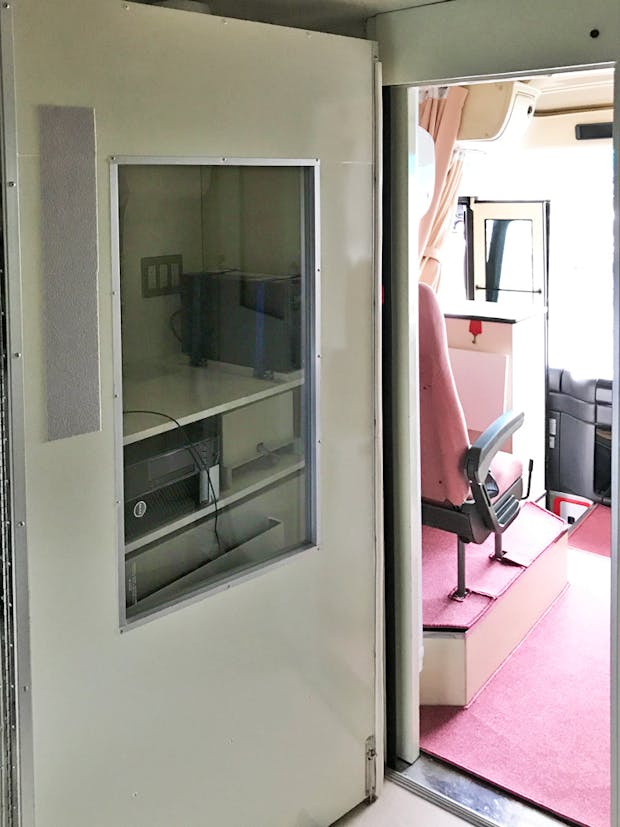 H様 レントゲンバス内扉