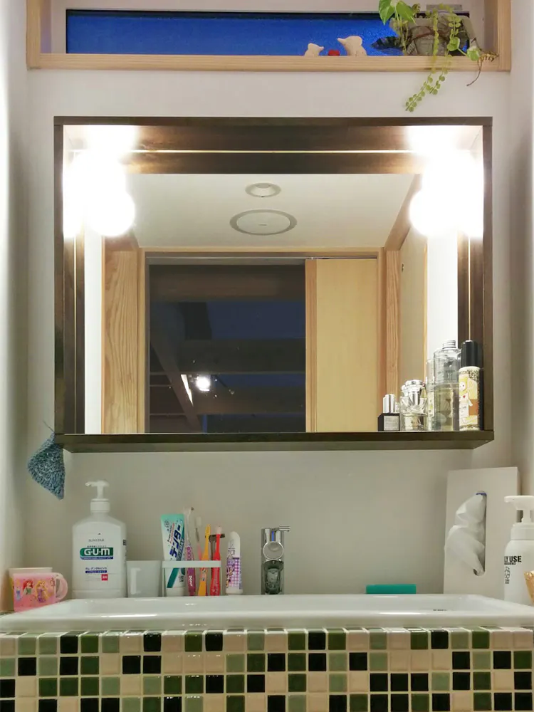 新築住宅に洗面所ミラーを設置した事例 鏡の販売 Com 新築住宅に洗面所ミラーを設置した事例 鏡の販売 Com